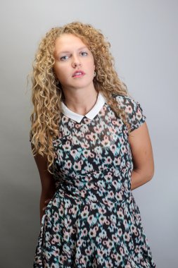 Kameraya bakarak içinde güzel kıvırcık genç kadın