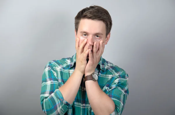 Retrato de hombre frustrado y cansado con camisa de pie sobre fondo gris — Foto de Stock