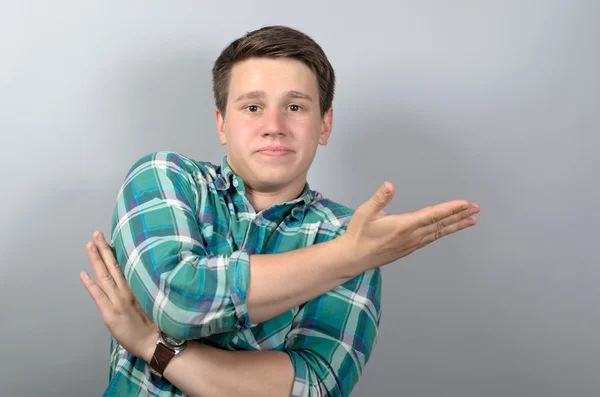 Joven hombre perplejo con expresión reflexiva — Foto de Stock