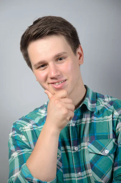 Retrato de joven estudiante sobre fondo gris — Foto de Stock