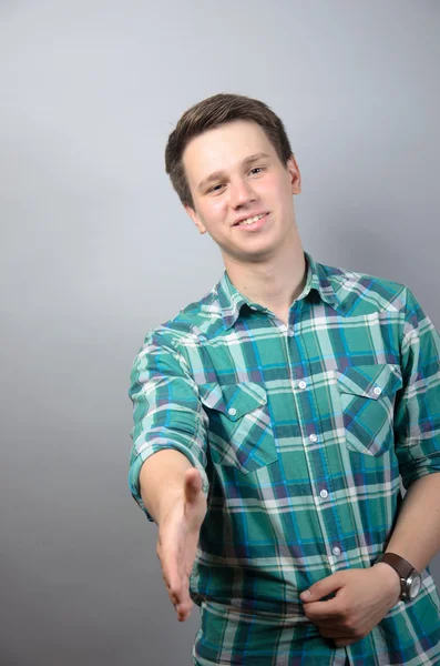 Sonriente chico dando la mano para el apretón de manos — Foto de Stock