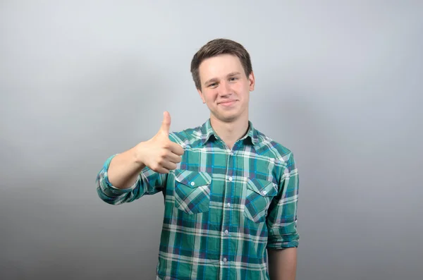 Hombre feliz mostrando su pulgar hacia arriba con sonrisa — Foto de Stock