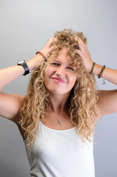 Retrato de la mujer rizada tirando del pelo — Foto de Stock