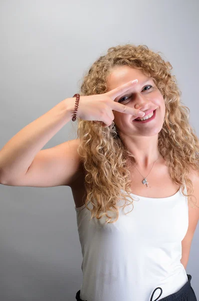 Mulher encaracolada sorrindo — Fotografia de Stock