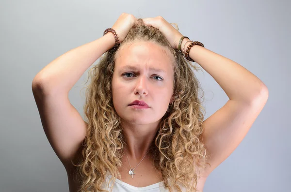 Mujer rizada tirando de su pelo — Foto de Stock