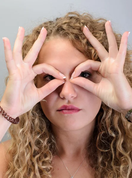 Cuidado de la cara y los ojos de la mujer y ella haciendo marco con las manos —  Fotos de Stock