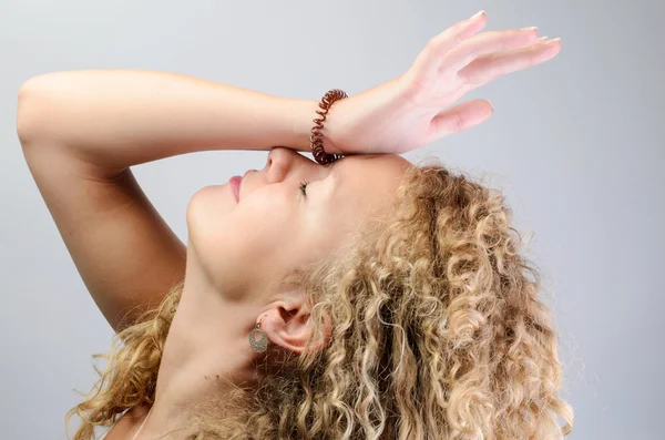 Kız facepalm yapıyor sıkıntı içinde