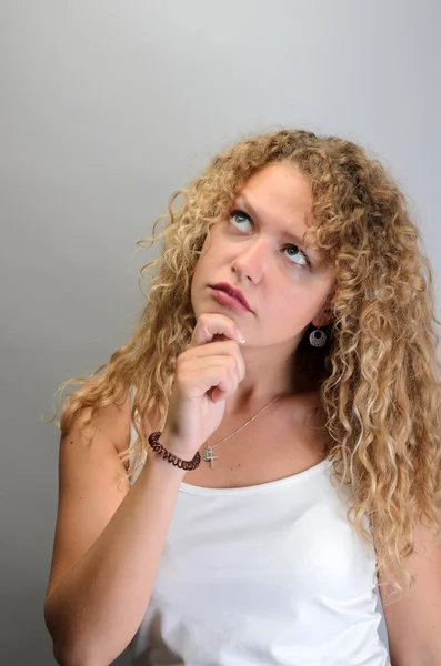 Retrato de uma atraente jovem mulher encaracolada pensando — Fotografia de Stock