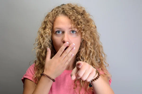 Mujer sorprendida mirando sorprendido señalando con el dedo a la cámara —  Fotos de Stock