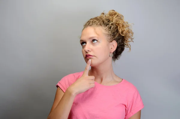 Femme stressée avec les doigts sur la tête — Photo