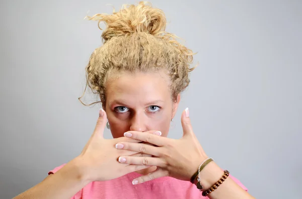 Femme stressée avec les doigts sur la tête — Photo