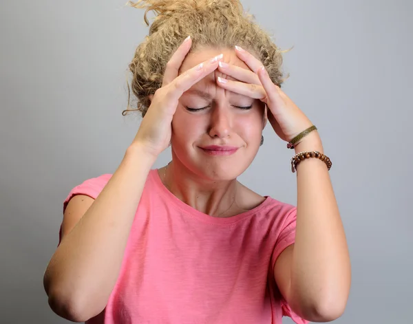 Kobieta cierpi na stres lub ból głowy grymasy w bólu jak ona trzyma głowę — Zdjęcie stockowe