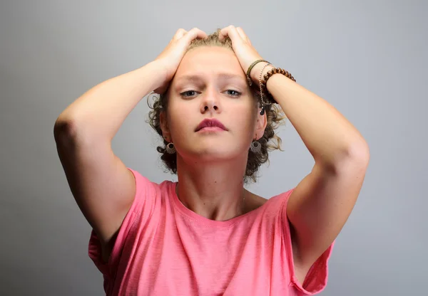 Mujer cansada en camiseta rosa — Foto de Stock