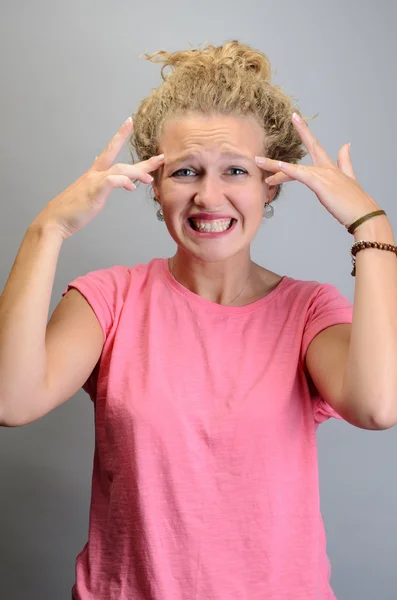 Femme stressée avec les doigts sur la tête — Photo