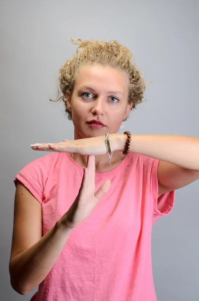 Portret młodej kobiety gestykulacji znak czasu — Zdjęcie stockowe