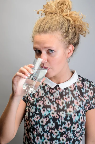 Junge Frau mit Glas Mineralwasser isoliert — Stockfoto