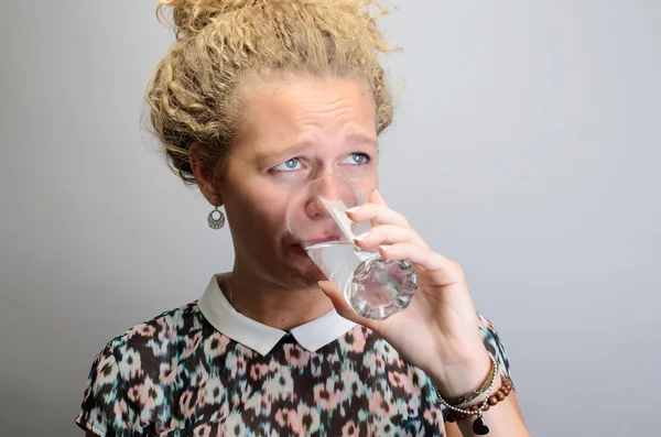 Jovem com copo de água mineral isolado — Fotografia de Stock