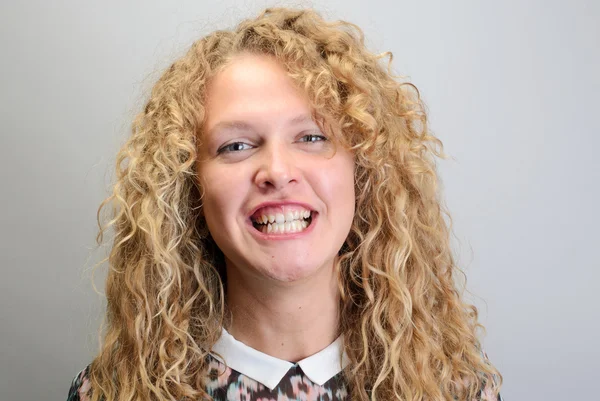 Bouclé jeune femme en robe faire drôle visage — Photo