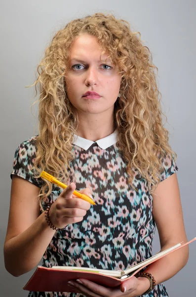 Schöne Mädchen denken Pläne machen Ideen aufschreiben — Stockfoto