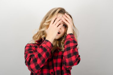 Korkmuş kadın gözleri kapsayan bir resim