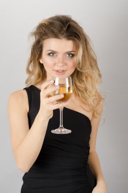 Beyaz şarap içme güzel sarışın kadın