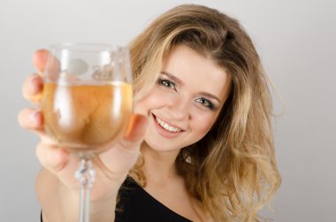 Beyaz şarap içme güzel sarışın kadın