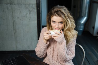 Kahve. Güzel kız Cafe kahve içme. Güzellik modeli