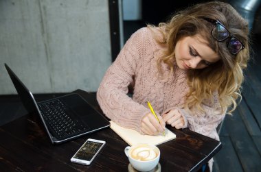 Notlar kafede yapma kadın