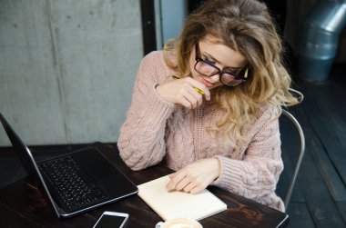 Notlar kafede yapma kadın