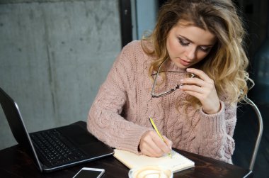 Notlar kafede yapma kadın