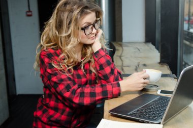 kafede dizüstü kullanan güzel hipster kadın