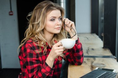 bir kafede, rüyada genç bir kadın