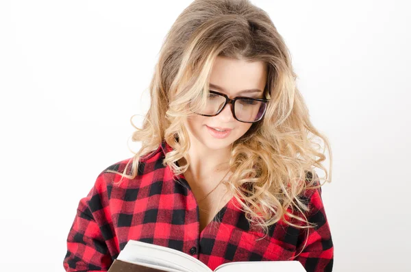 Menina com óculos lendo um livro — Fotografia de Stock