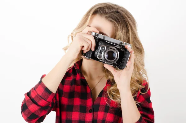 Jonge vrouw bedrijf oude camera — Stockfoto