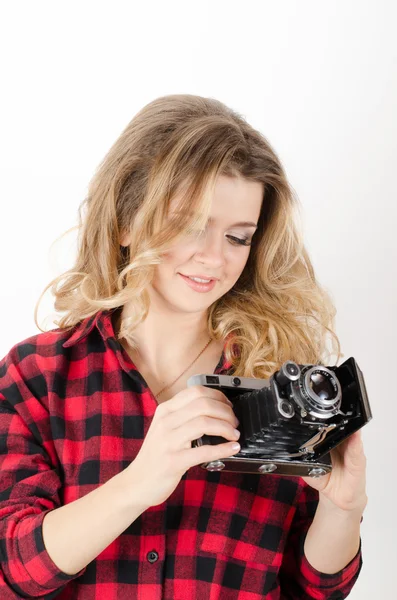 Jonge vrouw bedrijf oude camera — Stockfoto