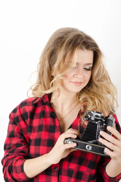 Jonge vrouw bedrijf oude camera — Stockfoto