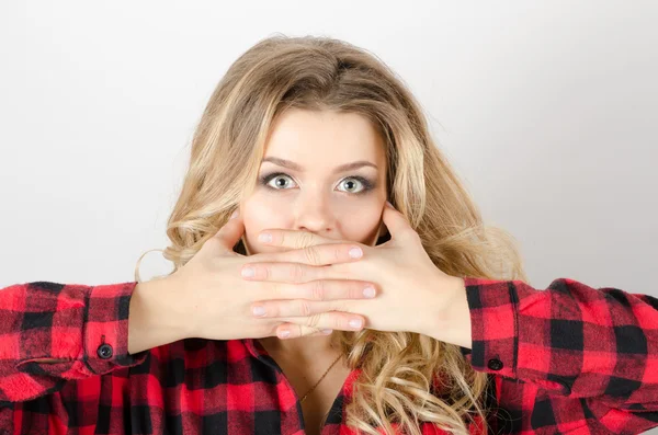 Kız elleriyle ağzını kapatıyor.