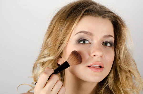 Glamour portrét krásné ženy model s čerstvou denní make-up a romantický vlnitý účes — Stock fotografie