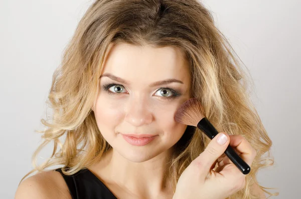 Glamour-Porträt der schönen Frau Modell mit frischem täglichen Make-up und romantischer Wellenfrisur — Stockfoto