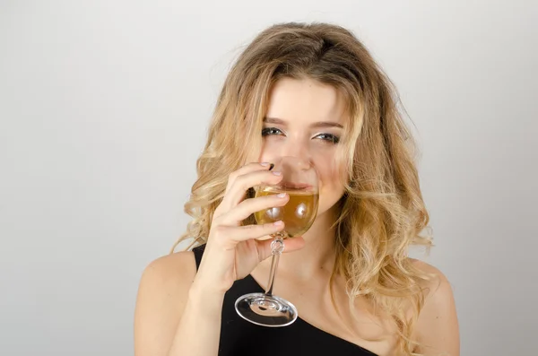 Schöne blonde Frau trinkt Weißwein — Stockfoto