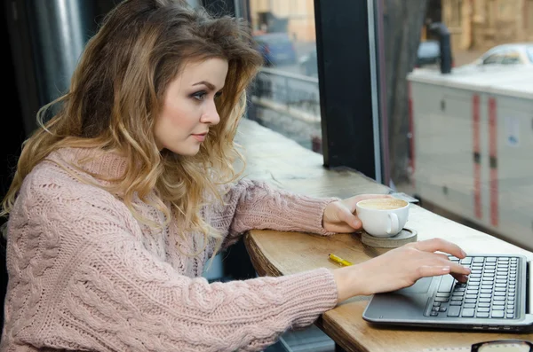Hermosa mujer hipster usando portátil en la cafetería — Foto de Stock
