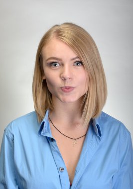 Gri bir arka plan üzerinde sürpriz bir kadın portresi