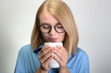 Bir fincan çay ile güzel ve gülümseyen kadın
