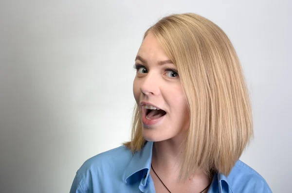 Retrato de hermosa mujer sorprendida — Foto de Stock