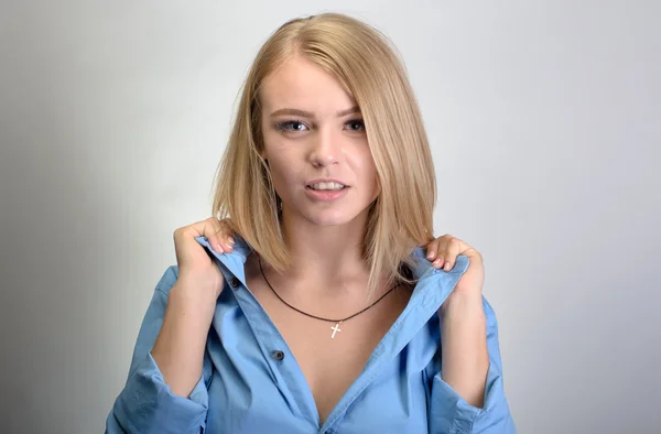 Красива сексуальна молода жінка тягне свою сорочку — стокове фото