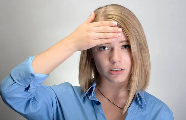 Une jeune femme avec un mal de tête tenant la tête — Photo