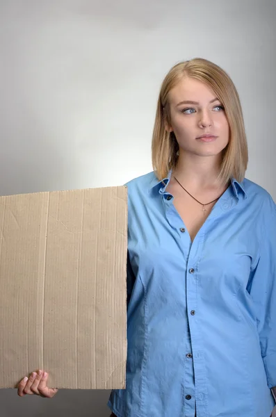 Porträt einer schönen Frau mit einer leeren Plakatwand — Stockfoto