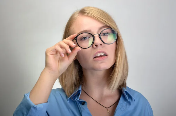 Joven atractiva mujer en gafas redondas — Foto de Stock