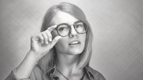 Joven atractiva mujer en gafas redondas —  Fotos de Stock