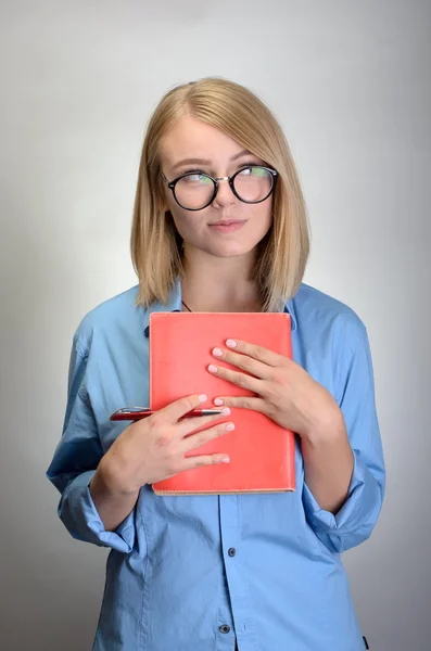 Retrato de jovem com caderno e caneta — Fotografia de Stock